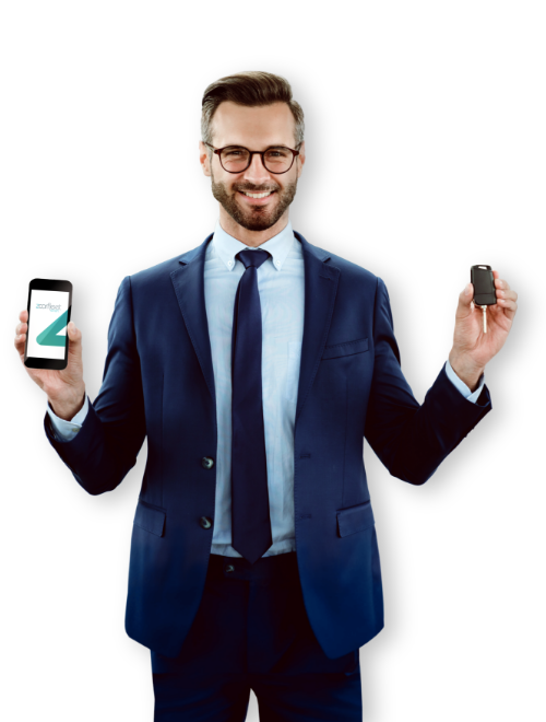 Uomo sorridente con in mano un telefono