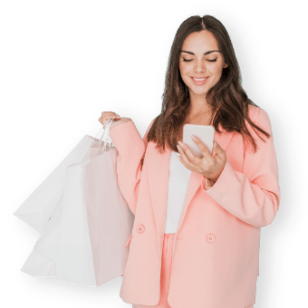 Donna sorridente con smartphone in mano