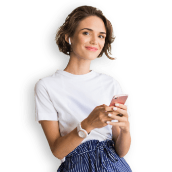 Donna con smartphone crea e invia fatture con il software per le fatture elettroniche