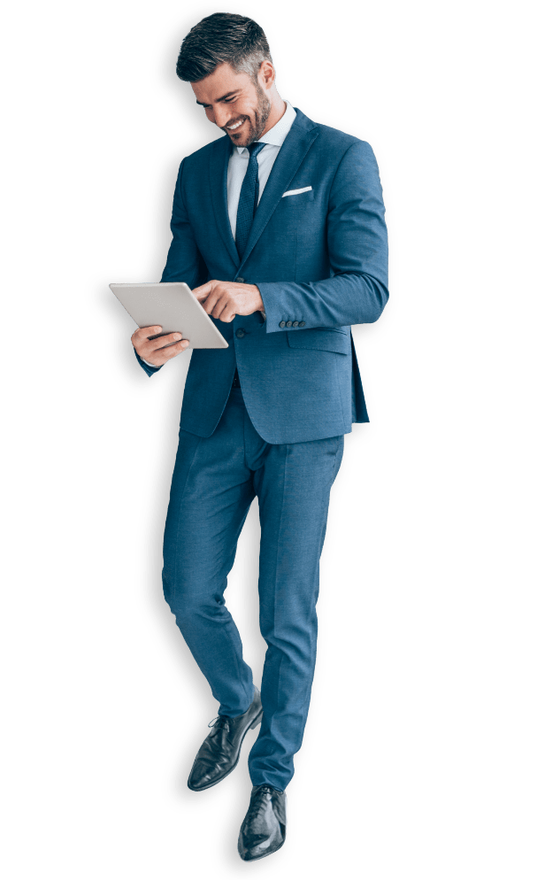 Uomo sorridente con in mano un tablet