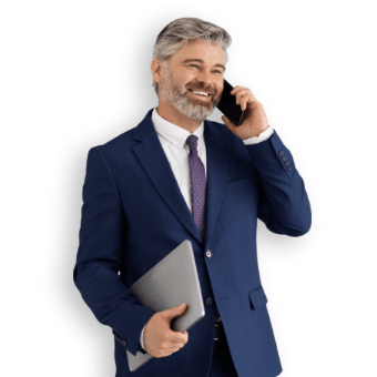 Consulente con laptop al telefono supporta le aziende nell