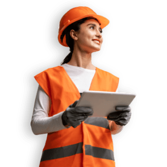 Donna sorridente che indossa un casco da lavoro e ha in mano un tablet
