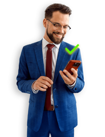 Uomo sorridente con tablet