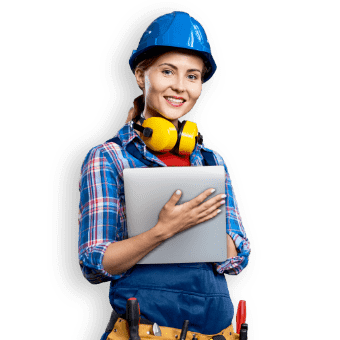 Donna sorridente con tablet in mano