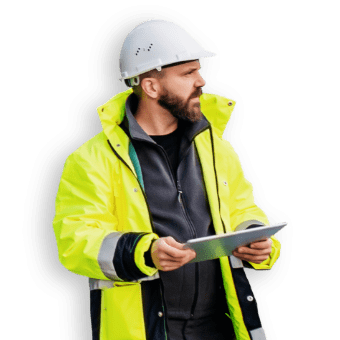 Uomo che indossa un casco da lavoro e ha in mano un tablet