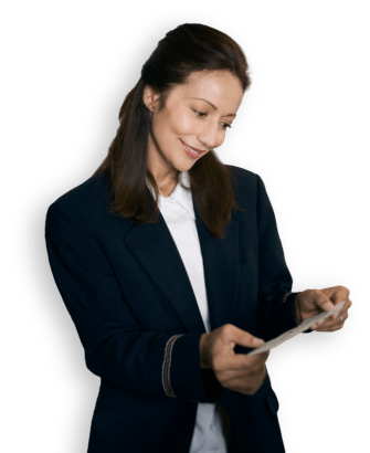 Donna sorridente con in mano il tablet