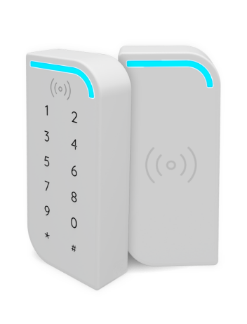 Uomo sorridente con tablet