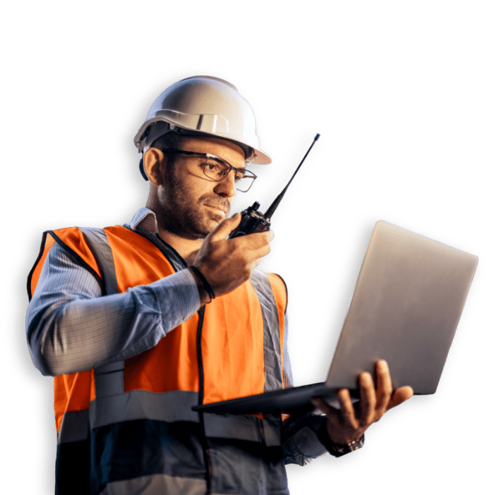 uomo ingegnere con caschetto e pc durante monitoraggio comportamenti in azienda