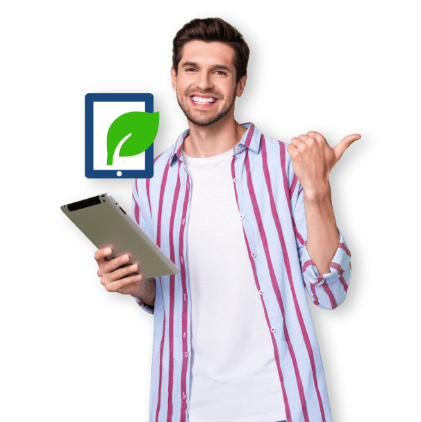 Uomo con tablet usa il software per la sostenibilità aziendale