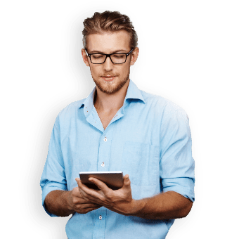 Uomo sorridente con in mano un tablet