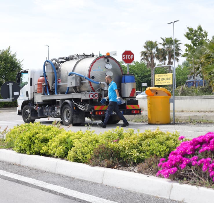 Uomo accanto a camion
