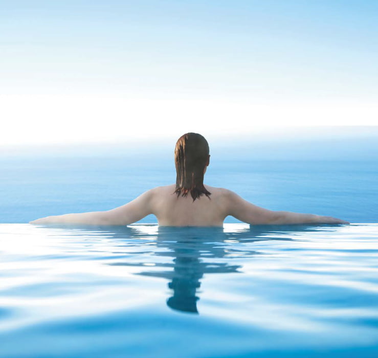 Donna in una piscina