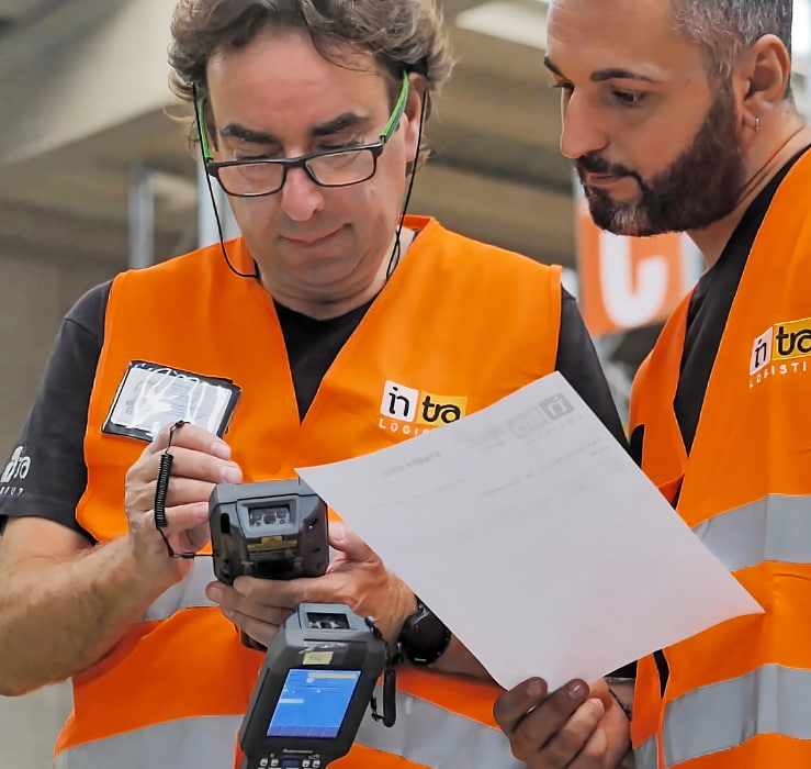 Lavoratori che guardano documento