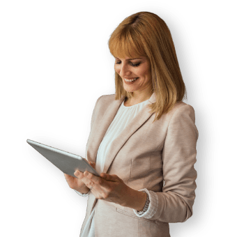Donna sorridente con tablet usa i software per garantire la conformità normativa delle aziende clienti