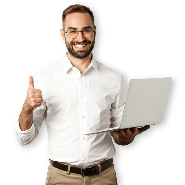 Commercialista con PC usa il software per monitorare l'affidabilità creditizia delle imprese