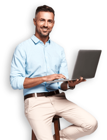 Uomo con laptop usa software Business Plan Zucchetti