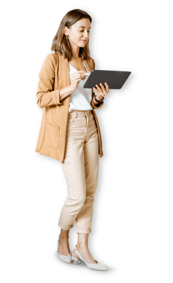 Professionista con tablet scopre i vantaggi del software per le procedure concorsuali e le aste telematiche