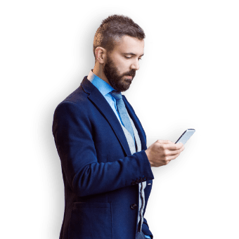 Professionista con smartphone monitora la produttività con i software per il controllo di gestione per studi professionali