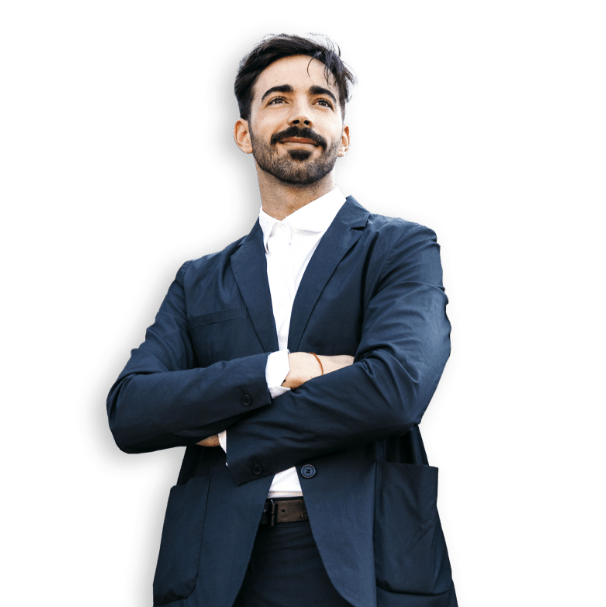 Uomo sorridente con le braccia conserte