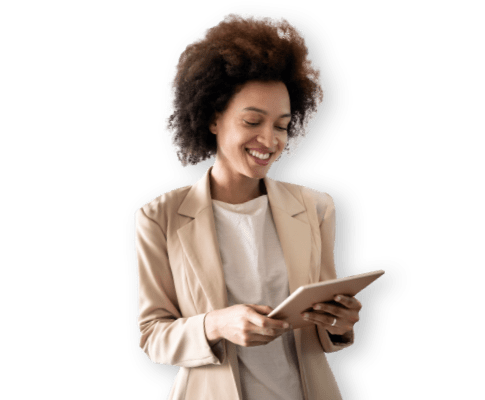 Donna sorridente con tablet in mano